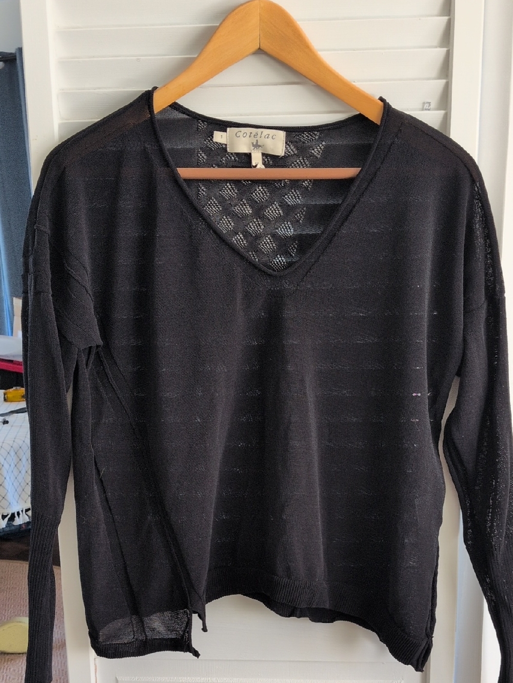 Cotélac Black V‑Neck Lightweight Pullover